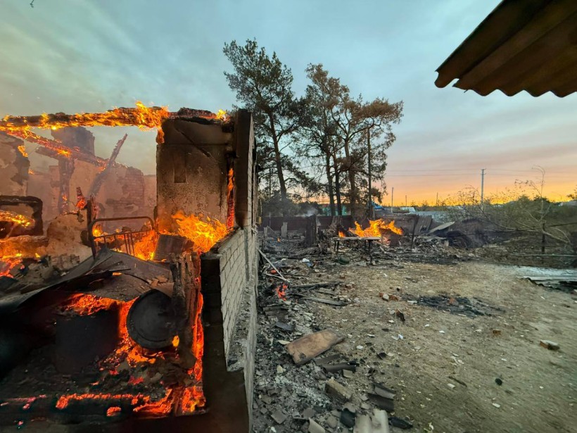 Будинок палає після ворожого обстрілу