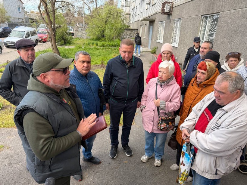 Начльник Часовоярської МВА Сергій Чаус спілкується з переселенцями з Часовоярської громади