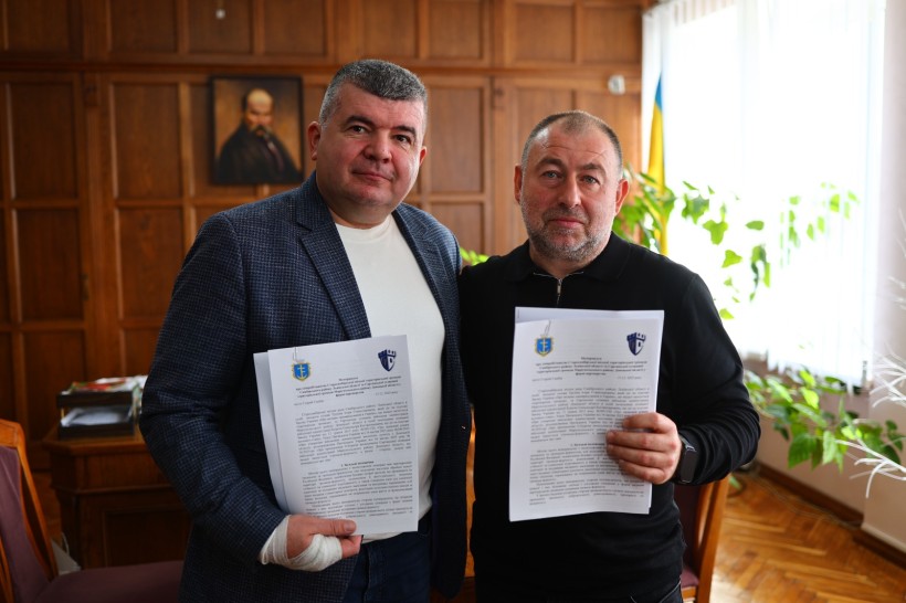 Керівники громад тримають підписаний меморандум про співпрацю
