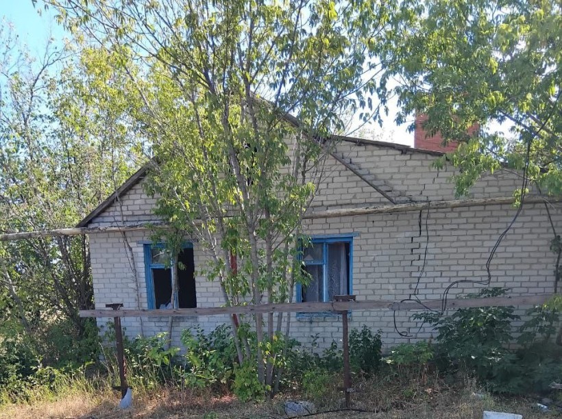 Одноповерхова будівля з вибитими вікнами.