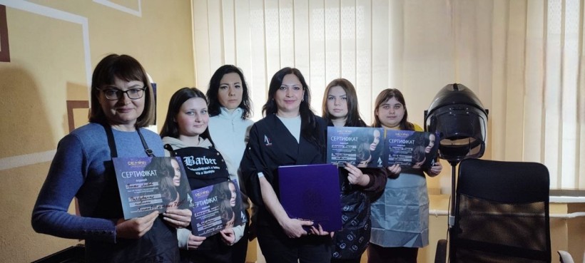 Здобувачі освіти за фахом "Перукар" під час відкриття навчально-виробничої майстерні