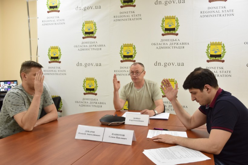 Ігор Бойко та Семен Паніотов підтримують голосування