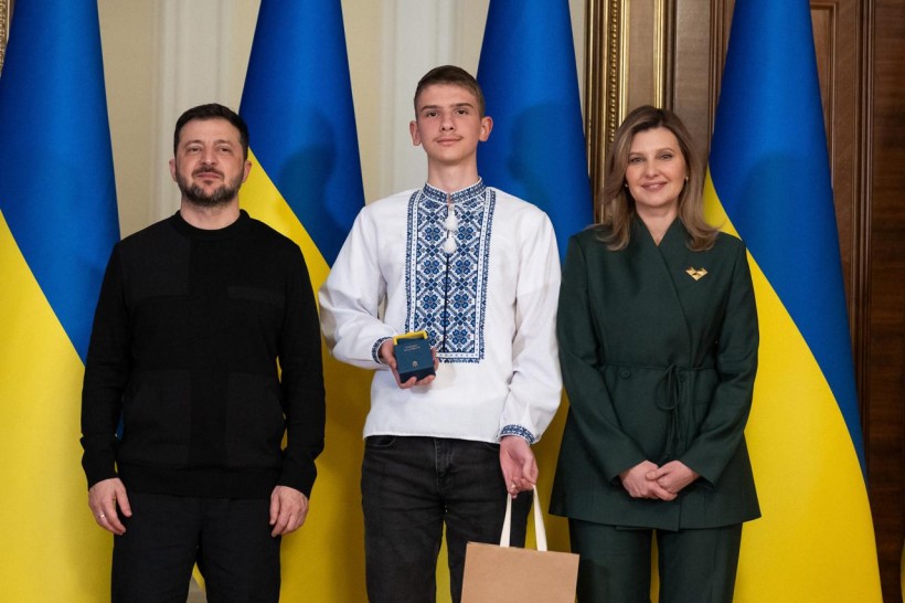 Артур Тимчак з Володимиром та Оленою Зеленськими під час отримання відзнаки "Майбутнє України"