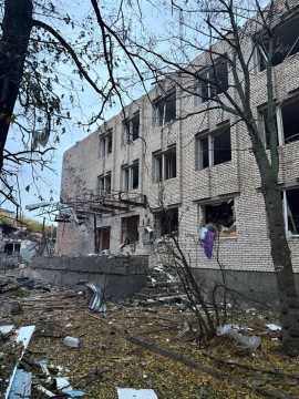Багатоповерхова будівля, зруйнована ворожим обстрілом