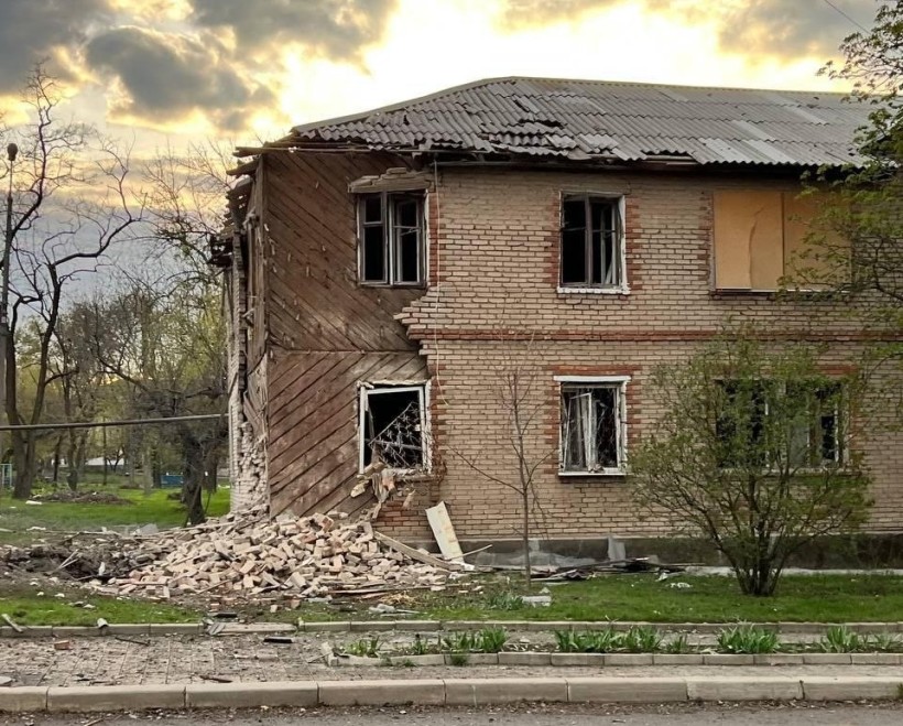 Пошкоджений будинок після ворожого обстрілу