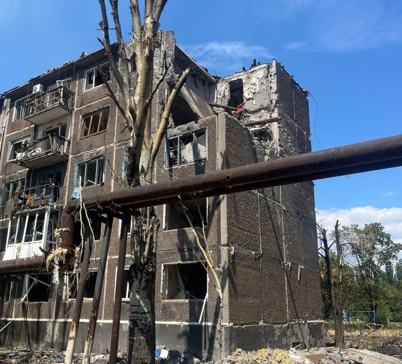 Зруйнований будинок після ворожого обстрілу