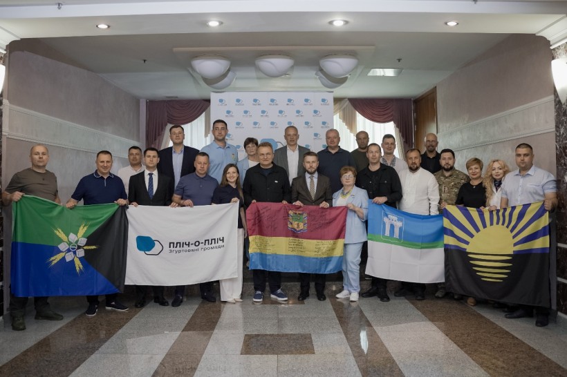 Спільне фото учасників.
Представники громад тримають прапори громад, областей та проєкту. Всі посміхаються