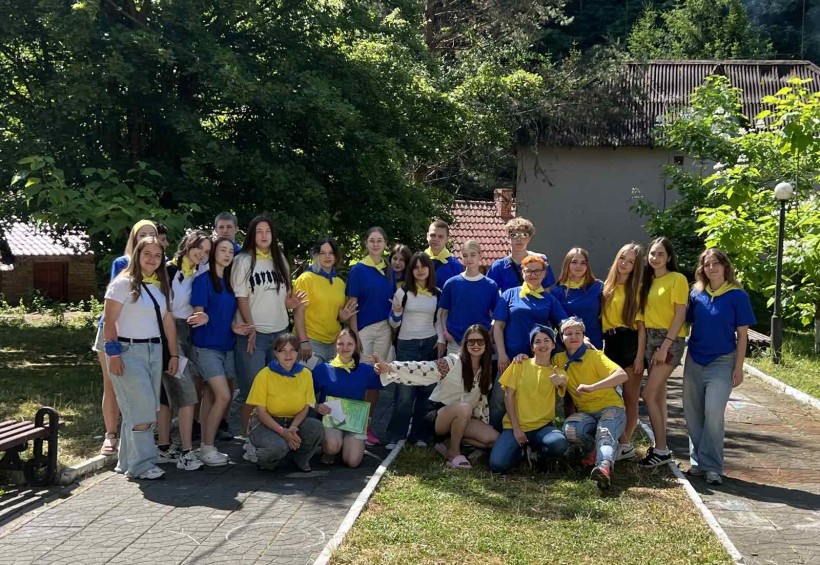 Спільне фото дітей у оздоровчому комплексі «Перлина Донеччини»
