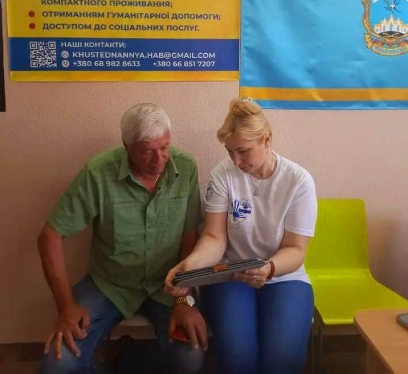Представники Служби зайнятості спілкуються з переміщеними особами