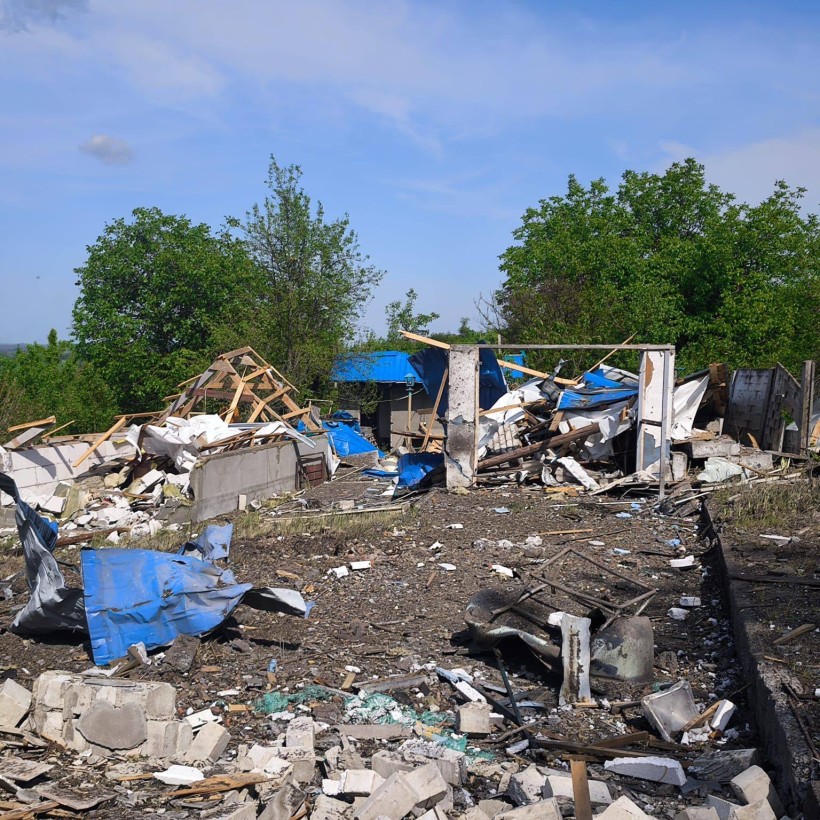 Зруйновані будинки після ворожого обстрілу