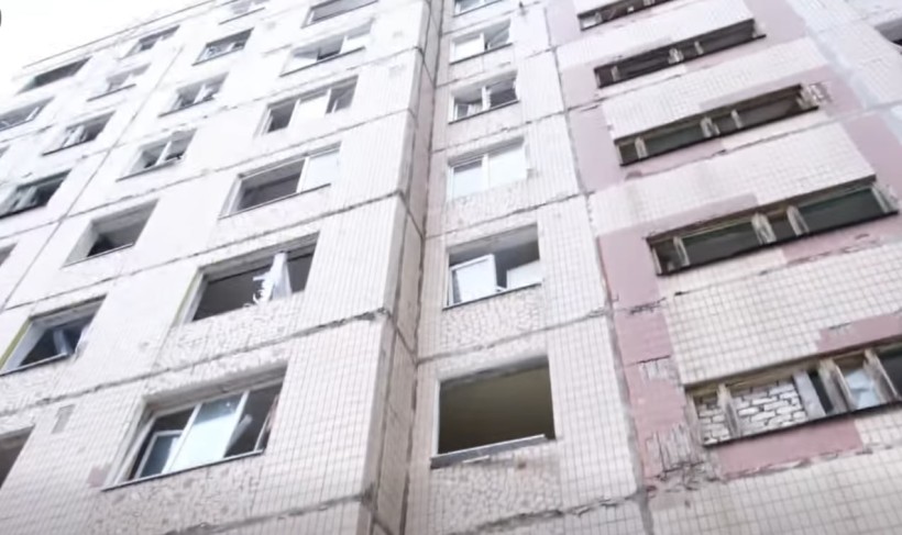 Будинок, пошкоджений окупантами після удару авіабомбою