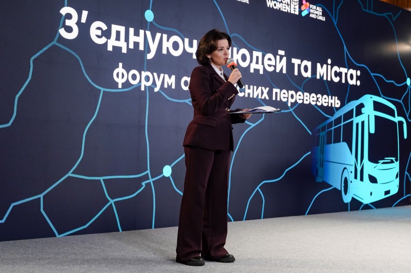 Марічка Падалко на форумі. Говорить у мікрофон.