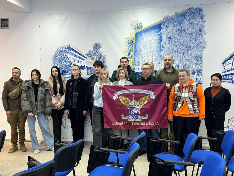 Співробітники Покровського музеям разом з військовими тримають прапор Десантно-штурмових військ