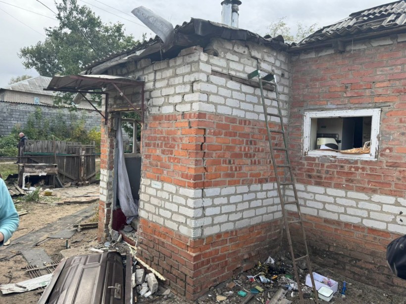 Зруйноване подвір'я після ворожого обстрілу