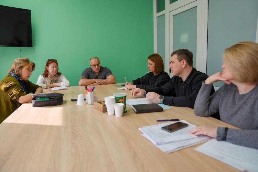 Заступник голови Донецької обласної державної адміністрації Юрій Ключка та директорка департаменту інвестиційно-інноваційного розвитку та зовнішніх відносин ОДА Оксана Головко зустрілися зі співробітниками чеської гуманітарної організації «Людина в біді» на чолі з заступницею директора філії з програмної діяльності Софією Попович