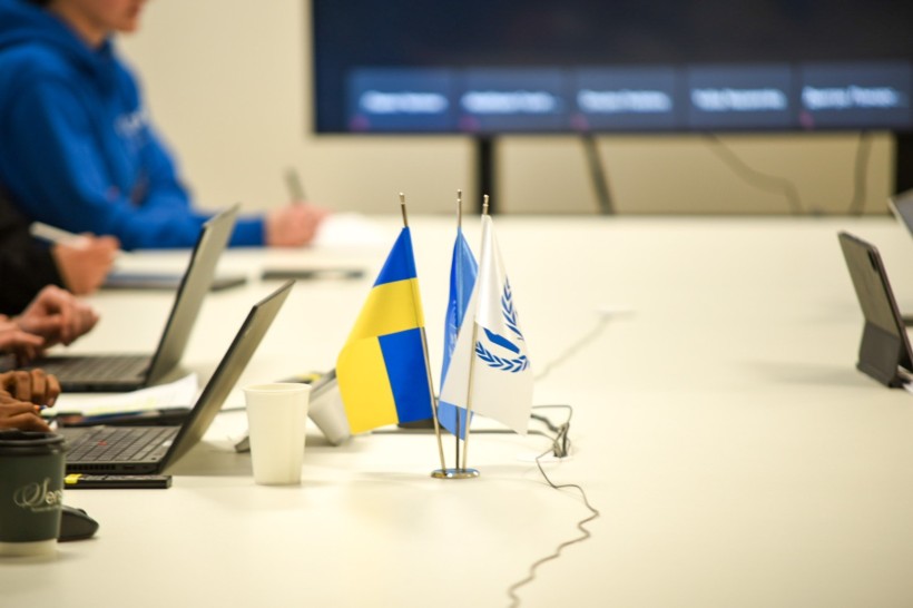 На столі прапори України, Європи та ООН.