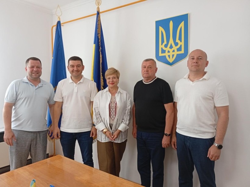 Спільне фото делегації Донецької області під час візиту на Закарпаття