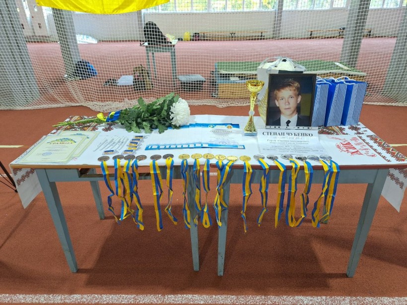 Нагороди, дипломи та пам’ятний кубок для переможців і призерів обласного турніру з футзалу пам’яті Героя України Степана Чубенка.
