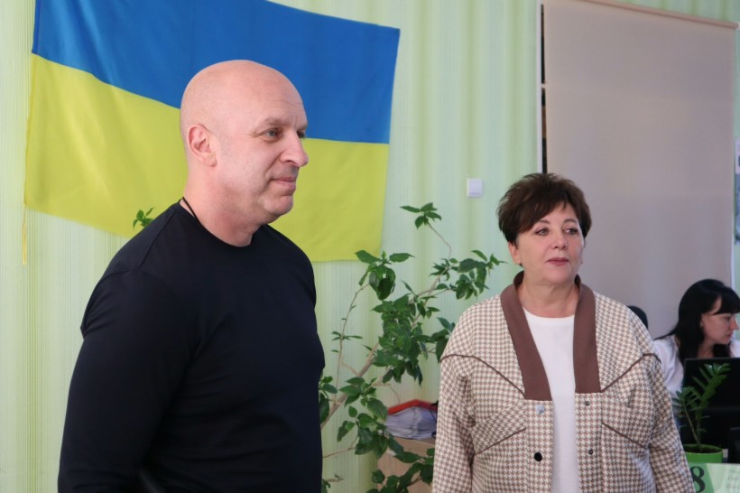 Вадим Філашкін разом з головою Олександрівської селищної ради Людмилою Борисевич готується вручати перші паспорти донеччанам.