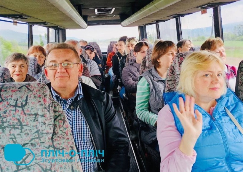 Група переселенців їде до Берегово