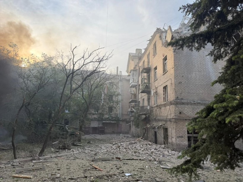 Пошкоджений багатоповерховий будинок через ворожий авіаудар
