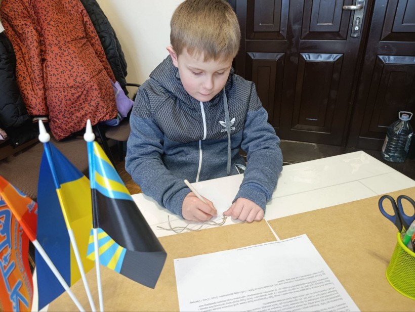Вихованці Донецького обласного центру туризму та краєзнавства виготовляють подарунки для українських військових