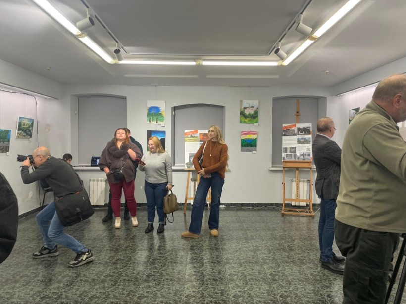 Відвідувачі дивляться та фотографують картини Архипа Куїнджі