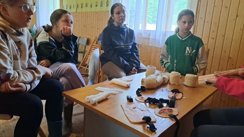 Діти під час активностей у літньому
пластовому таборі «Земля велетнів»