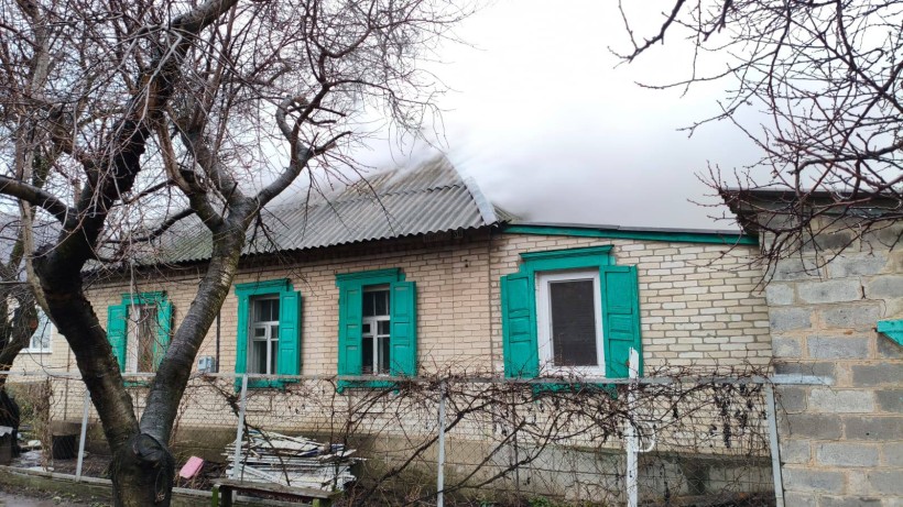 Пошкоджений будинок  після ворожого обстрілу