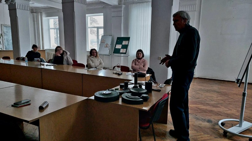 Інсрутктор Центру проводить заняття з мінної безпеки