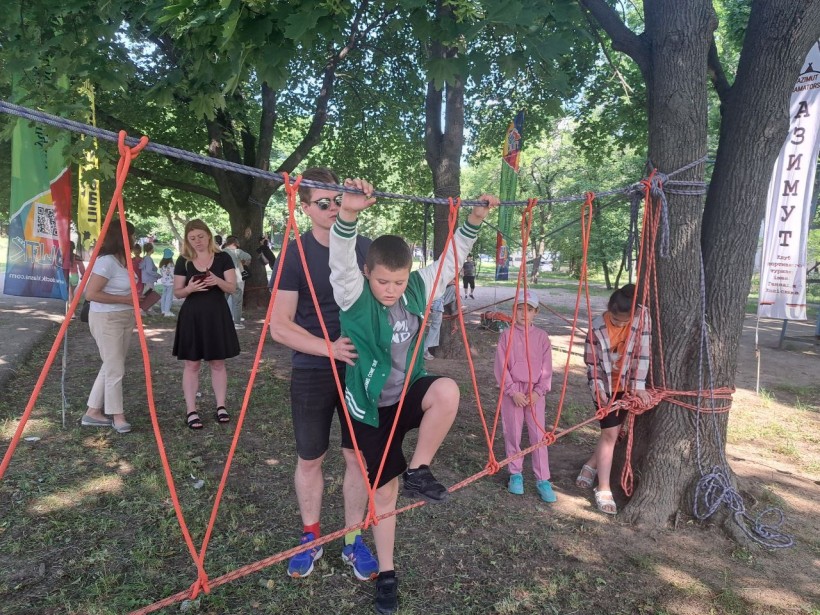 Діти проходять туристську смугу перешкод під керівництвом інструктора під час заходу «Туризм крокує Україною» у Кропивницькому.
