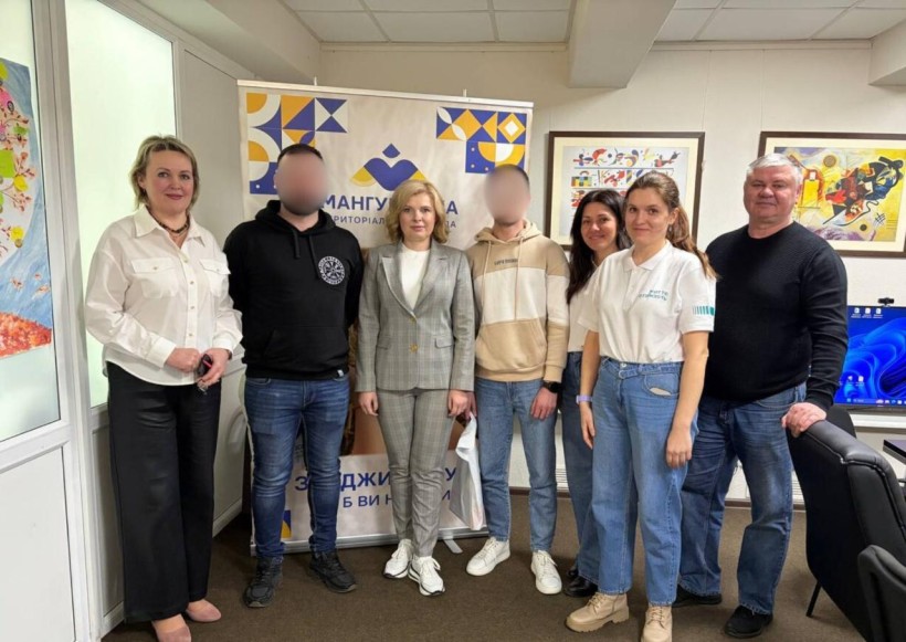 Представники влади та ветерани з Мангушської громади