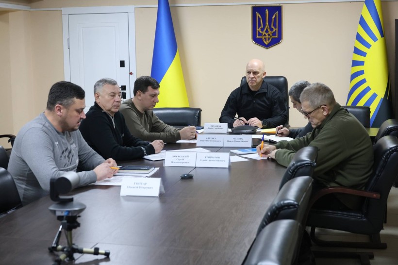 Учасники засідання комісії сидять за столом