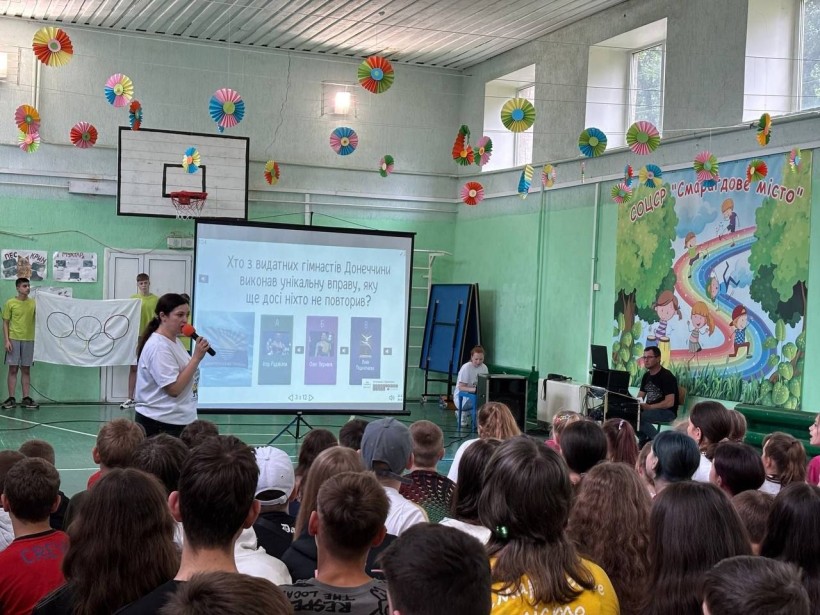 Діти беруть участь у пізнавальній вікторині, присвяченій спортивним досягненням Донеччини.