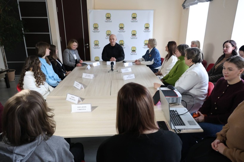 Вадим Філашкін та учні і викладачі мистецьких шкіл Донеччини, які тримають подаровані сертифікати на стипендії