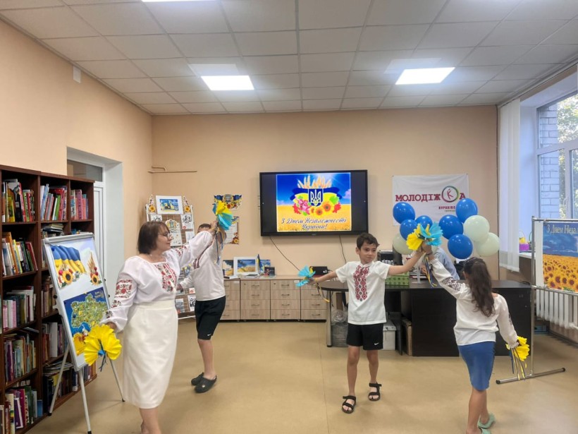 Діти разом із дорослими виконують танок під час тематичних заходів до Дня Незалежності України.