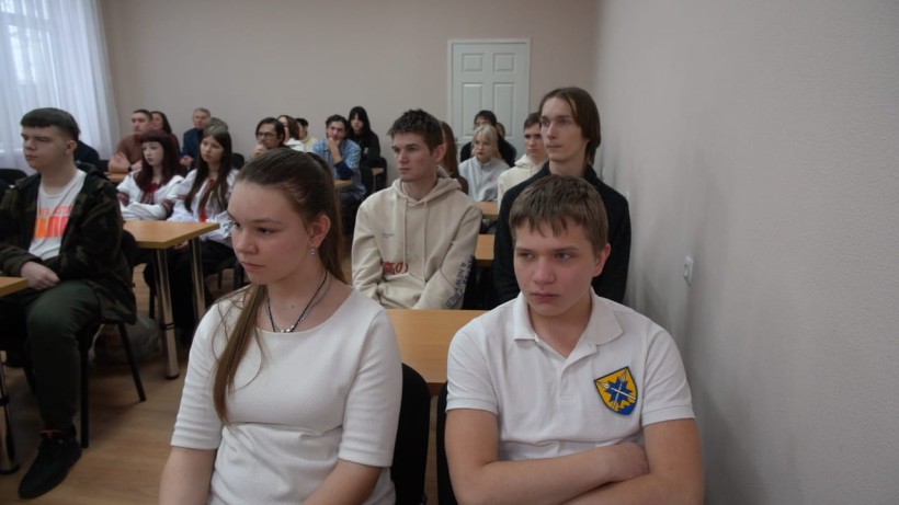 Учасники обласного урочистого заходу,  присвяченого Дню Державного Герба України