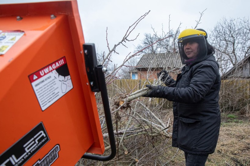 Переселенка з Торецька Ольга Дрига чистить хащі у селі Шершнівка на Полтавщині.