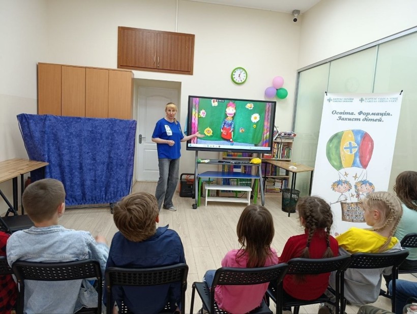Педагог презентує дітям ляльку Альбіну - героїню творчого заняття в онлайн-таборі «ART-простір».