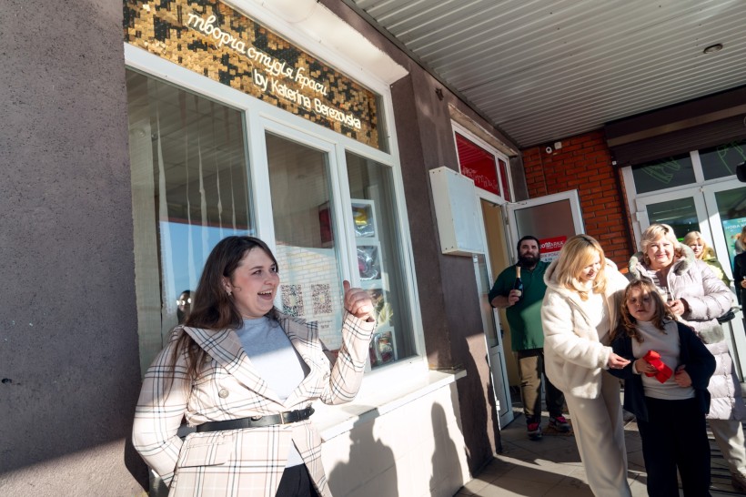 Учасники урочистого відкриття студії краси