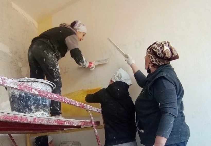 Майбутні маляри-штукатури, здобувачі освіти Лиманського професійно-технічного училища, під час виробничої практики