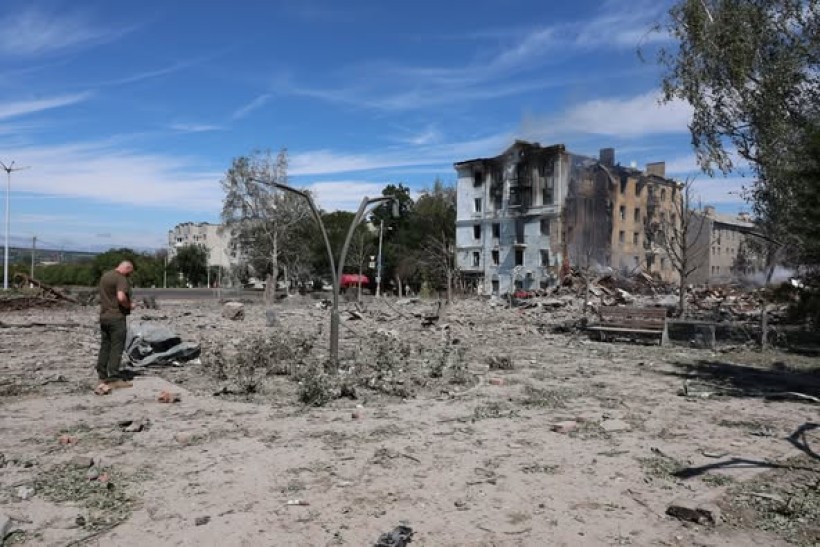 Руїни будинку у Краматорську та пошкоджений сквер