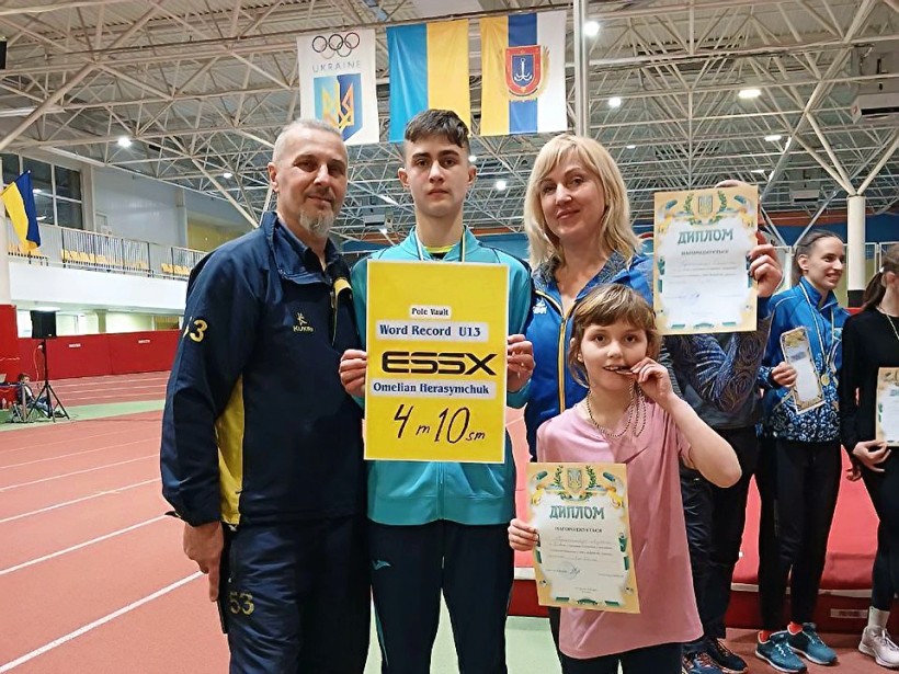 Легкоатлет Донеччини Омелян Герасимчук разом зі своїми батьками, які його тренують