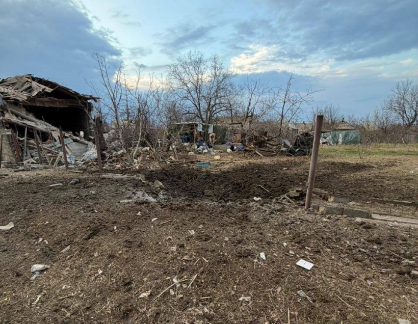 Вирва від ворожої авіабомби у приватному секторі Краматорська поруч зі зруйнованими будинками