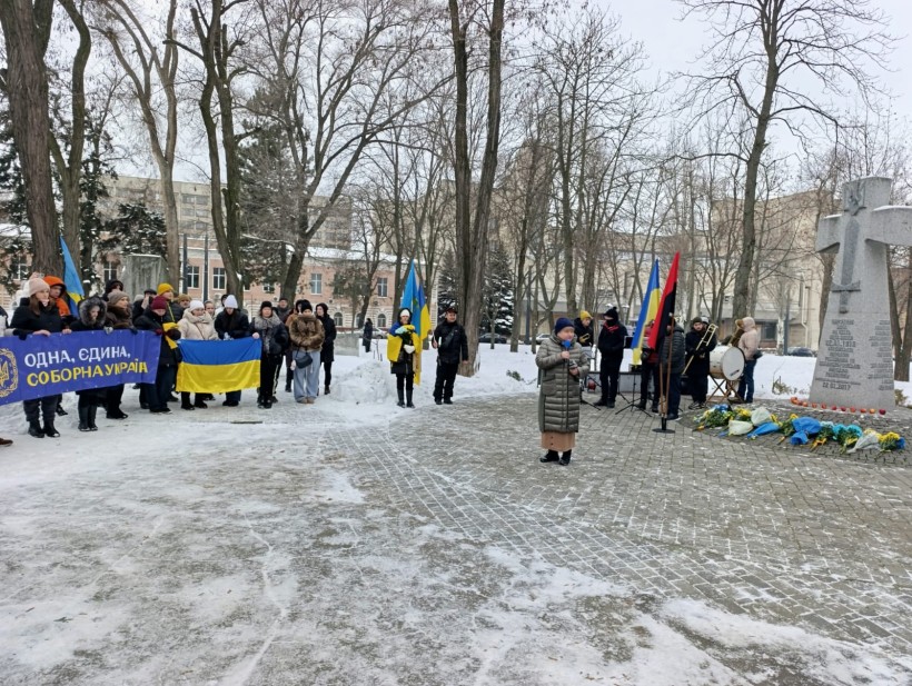 Лілія Золкіна, начальниця управління сім’ї, молоді та масових заходів національно-патріотичного виховання Донецької облдержадміністрації виступає на акції до Дня Соборності України