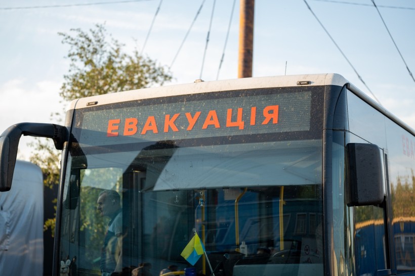 Евакуаційний автобус, на якому перевозять мешканців Донеччини