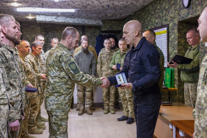 Вадим Філашкін нагороджує прикордонника