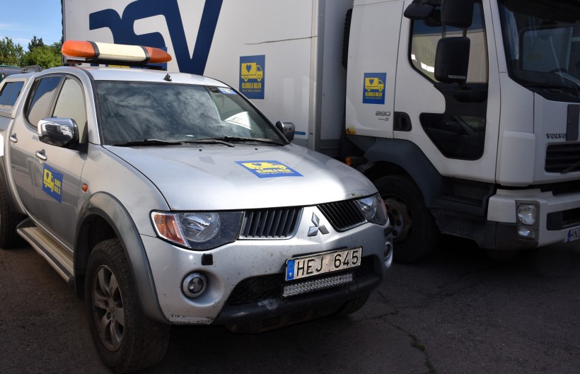 Пікап та вантажівка, передані військовим