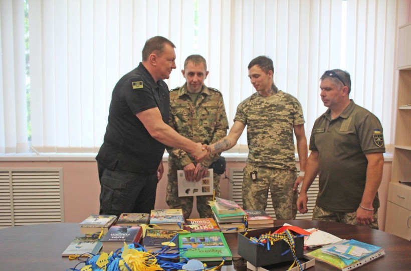 Очільник Дружківської ВА Андрій Панков дарує книги захисникам.