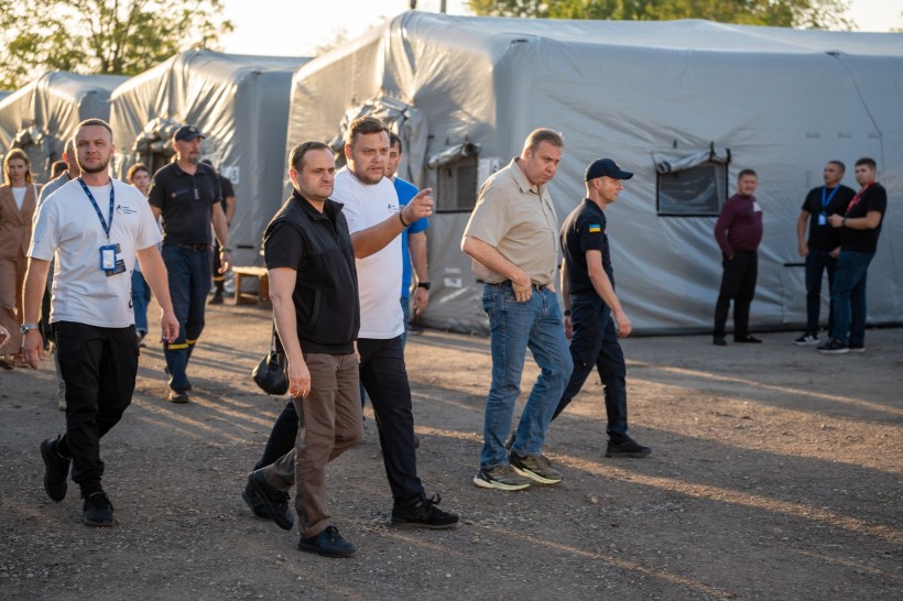 Олексій Кулеба та Олександр Шевченко та представники евакуаційних хабів оглядають умови для мешканців Донеччини